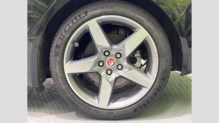 2019 認定中古車 Jaguar XE Santorini Black 204DT プレステージ