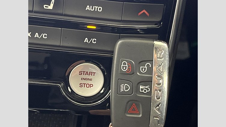 2019 認定中古車 Jaguar XE Santorini Black 204DT プレステージ