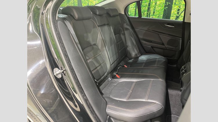 2019 認定中古車 Jaguar XE Santorini Black 204DT プレステージ