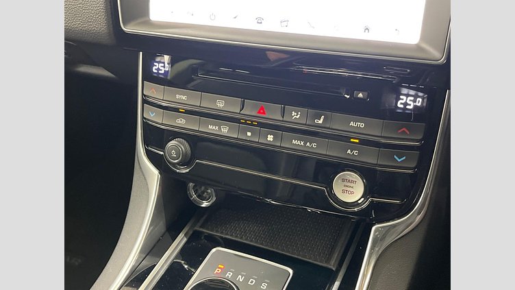 2019 認定中古車 Jaguar XE Santorini Black 204DT プレステージ