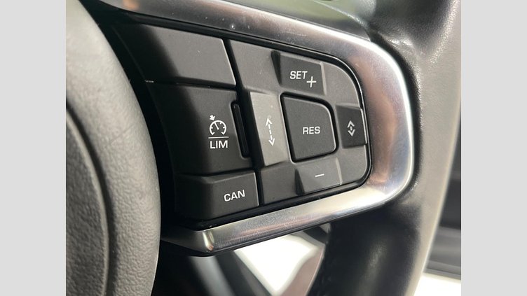 2019 認定中古車 Jaguar XE Santorini Black 204DT プレステージ