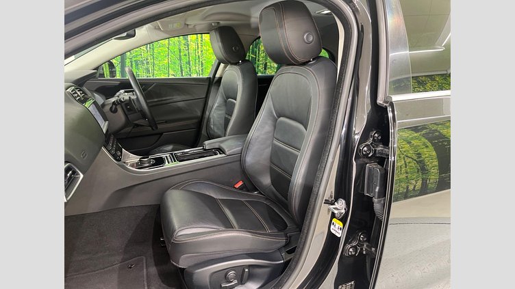 2019 認定中古車 Jaguar XE Santorini Black 204DT プレステージ