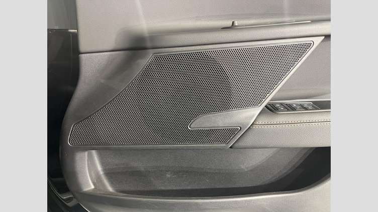 2019 認定中古車 Jaguar XE Santorini Black 204DT プレステージ