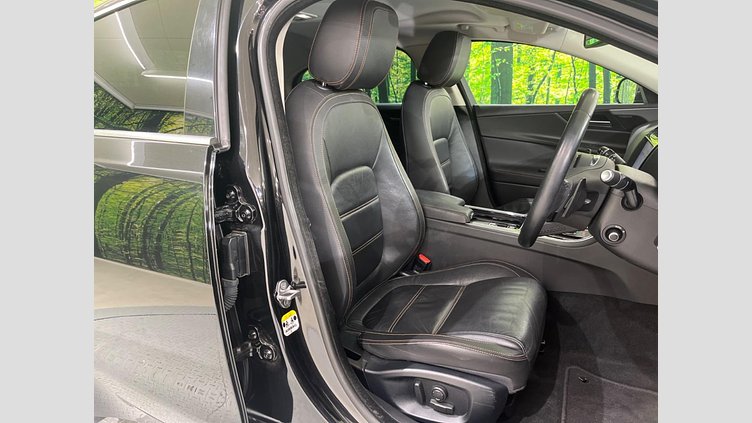 2019 認定中古車 Jaguar XE Santorini Black 204DT プレステージ