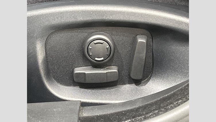 2019 認定中古車 Jaguar XE Santorini Black 204DT プレステージ