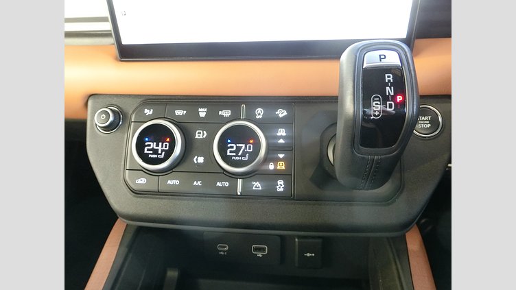 2022 認定中古車 Land Rover Defender 110 サントリーニブラック D300 AWD（AT） X