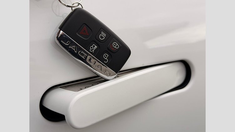 2017 認定中古車 Jaguar F-Type Fuji White P300 Rダイナミック　クーペ