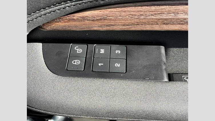 2019 認定中古車 Land Rover Discovery ファラロンブラック（プレミアムメタリック） 3.0リッター V6スーパーチャージドガソリンエンジン（250kW/340PS） HSE