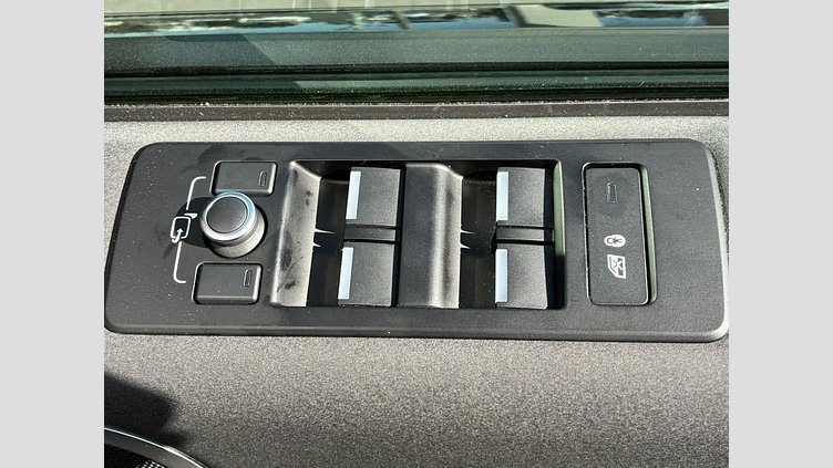 2019 認定中古車 Land Rover Discovery ファラロンブラック（プレミアムメタリック） 3.0リッター V6スーパーチャージドガソリンエンジン（250kW/340PS） HSE