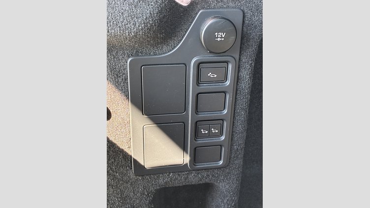 2019 認定中古車 Land Rover Discovery ファラロンブラック（プレミアムメタリック） 3.0リッター V6スーパーチャージドガソリンエンジン（250kW/340PS） HSE