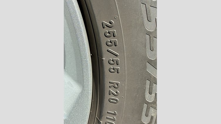 2019 認定中古車 Land Rover Discovery ファラロンブラック（プレミアムメタリック） 3.0リッター V6スーパーチャージドガソリンエンジン（250kW/340PS） HSE