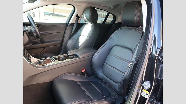 2016 認定中古車 Jaguar XE サントリーニブラック ２Lディーゼルエンジン プレステージ