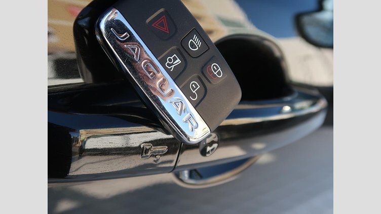 2016 認定中古車 Jaguar XE サントリーニブラック ２Lディーゼルエンジン プレステージ