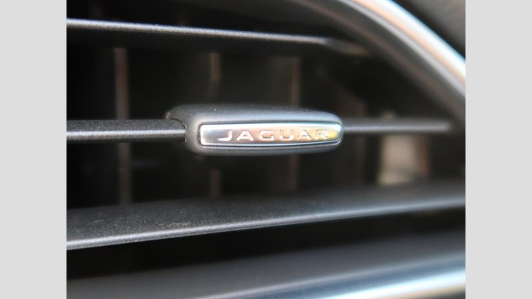 2016 認定中古車 Jaguar XE サントリーニブラック ２Lディーゼルエンジン プレステージ