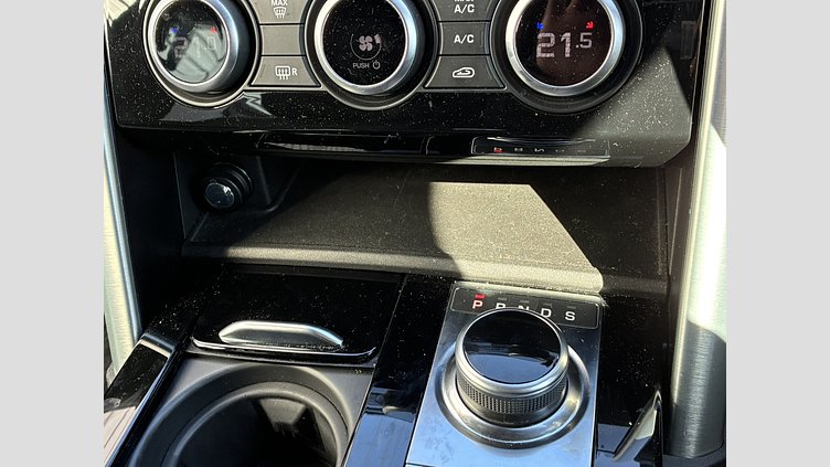 2019 認定中古車 Land Rover Discovery ファラロンブラック（プレミアムメタリック） 3.0リッター V6スーパーチャージドガソリンエンジン（250kW/340PS） HSE