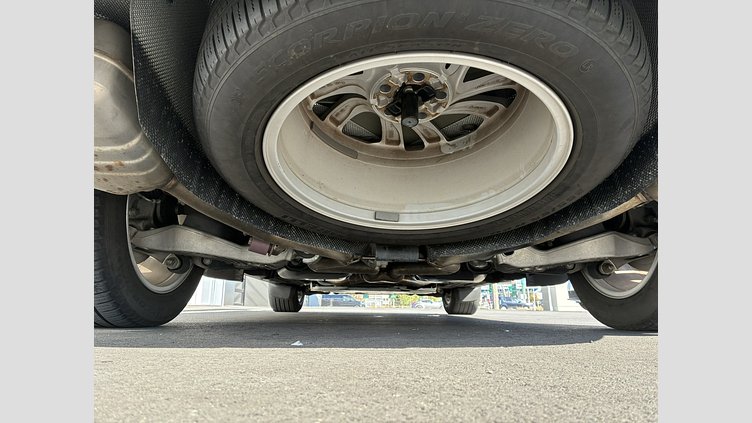 2019 認定中古車 Land Rover Discovery ファラロンブラック（プレミアムメタリック） 3.0リッター V6スーパーチャージドガソリンエンジン（250kW/340PS） HSE