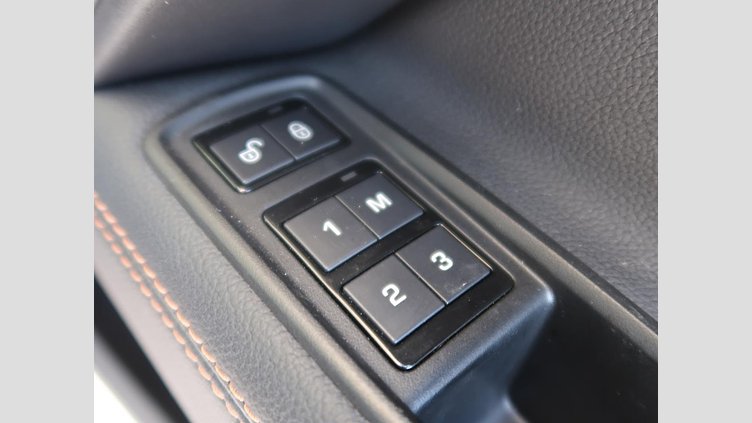 2016 認定中古車 Jaguar XE サントリーニブラック ２Lディーゼルエンジン プレステージ