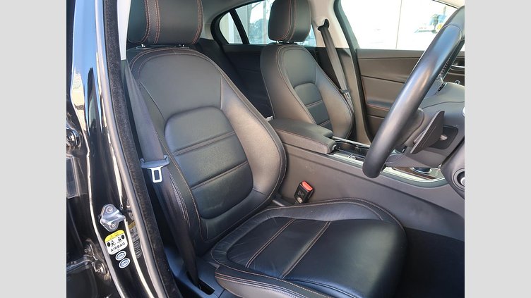 2016 認定中古車 Jaguar XE サントリーニブラック ２Lディーゼルエンジン プレステージ