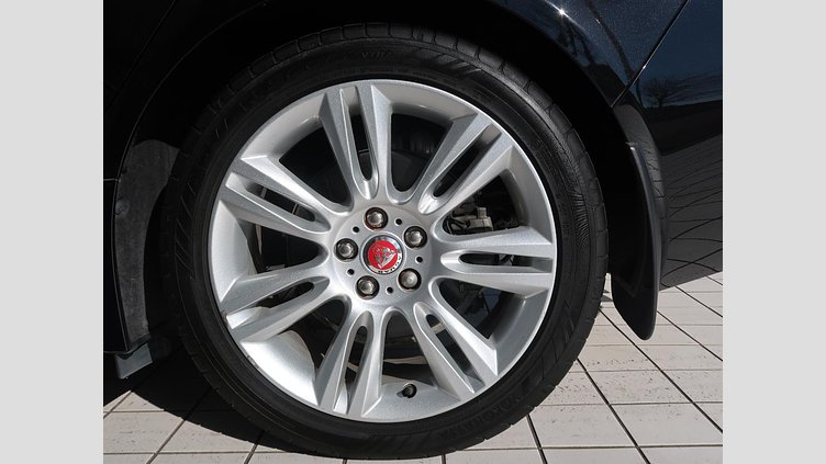 2016 認定中古車 Jaguar XE サントリーニブラック ２Lディーゼルエンジン プレステージ