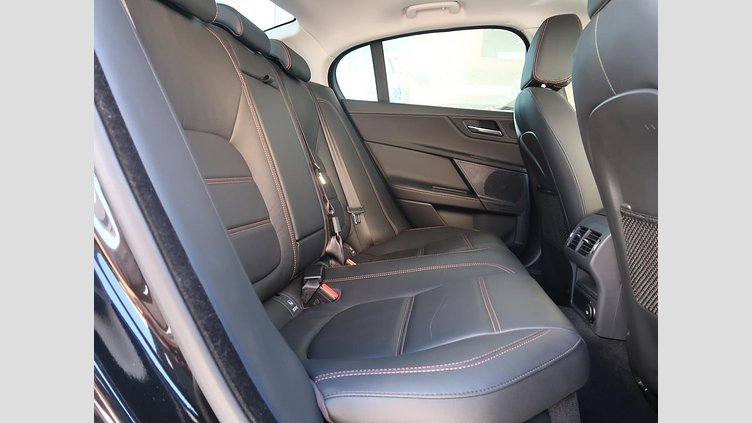 2016 認定中古車 Jaguar XE サントリーニブラック ２Lディーゼルエンジン プレステージ