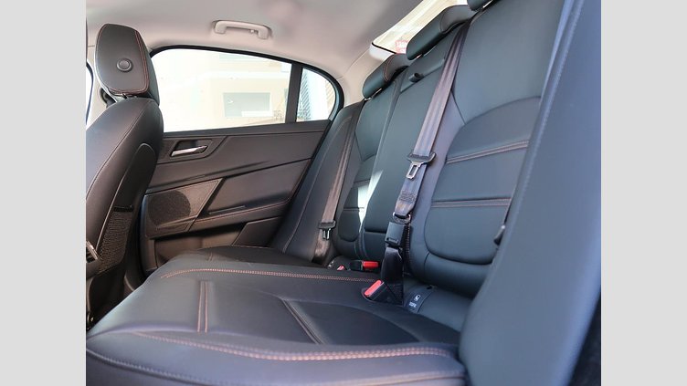 2016 認定中古車 Jaguar XE サントリーニブラック ２Lディーゼルエンジン プレステージ