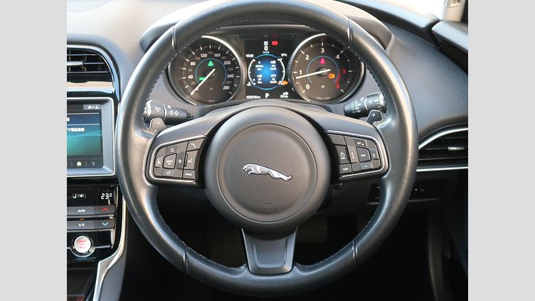 2016 認定中古車 Jaguar XE サントリーニブラック ２Lディーゼルエンジン プレステージ