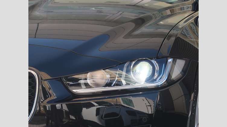 2016 認定中古車 Jaguar XE サントリーニブラック ２Lディーゼルエンジン プレステージ