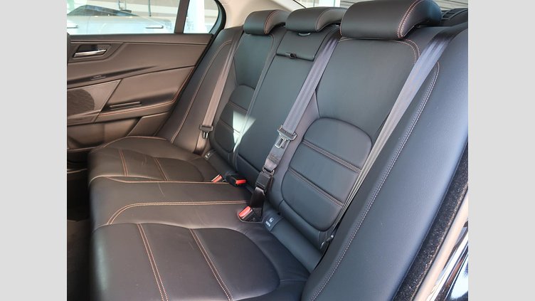 2016 認定中古車 Jaguar XE サントリーニブラック ２Lディーゼルエンジン プレステージ