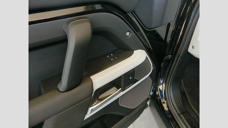 2024 認定中古車 Land Rover Defender 110 サントリーニブラック P300 AWD（AT） SE