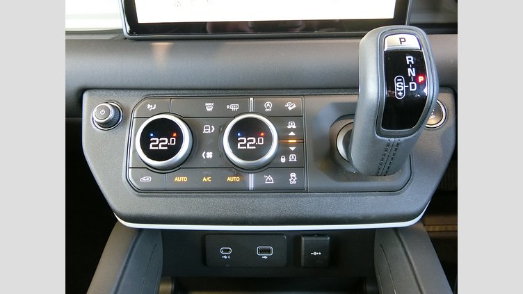 2024 認定中古車 Land Rover Defender 110 サントリーニブラック P300 AWD（AT） SE