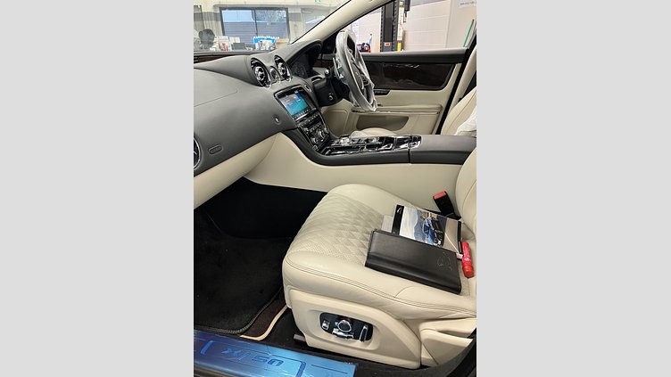2018 認定中古車 Jaguar XJ Santorini Black 3.0 litre V6 Supercharged Petrol XJ50