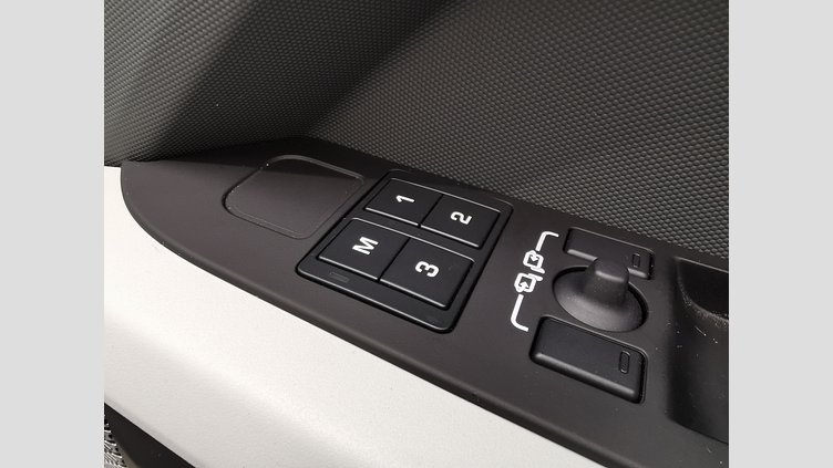 2022 認定中古車 Land Rover Defender 90 フジホワイト P300 AWD（AT） SE