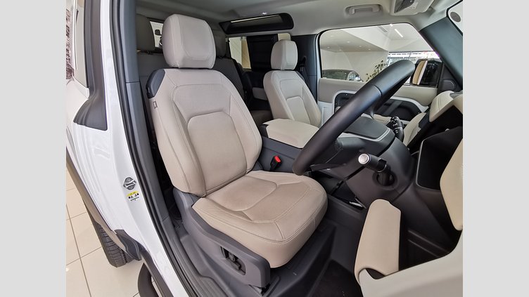 2022 認定中古車 Land Rover Defender 90 フジホワイト P300 AWD（AT） SE