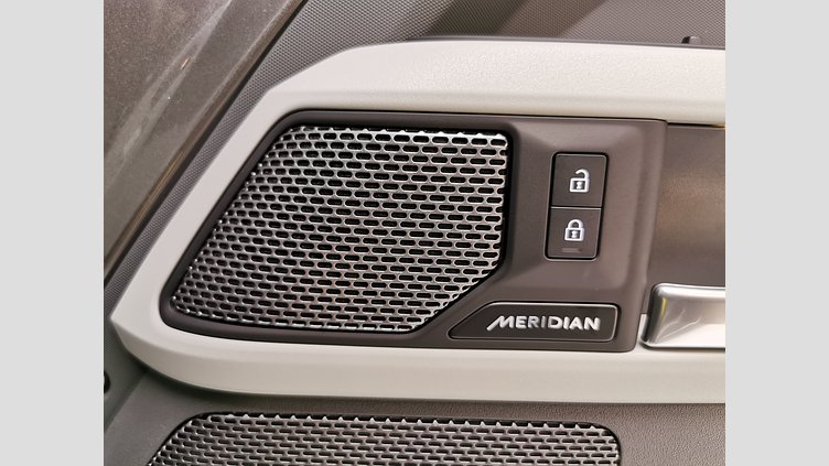 2023 認定中古車 Land Rover Defender 110 シリコンシルバー D300 AWD（AT） X-DYNAMIC SE