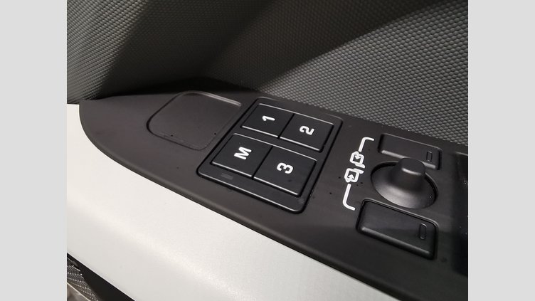 2023 認定中古車 Land Rover Defender 110 シリコンシルバー D300 AWD（AT） X-DYNAMIC SE