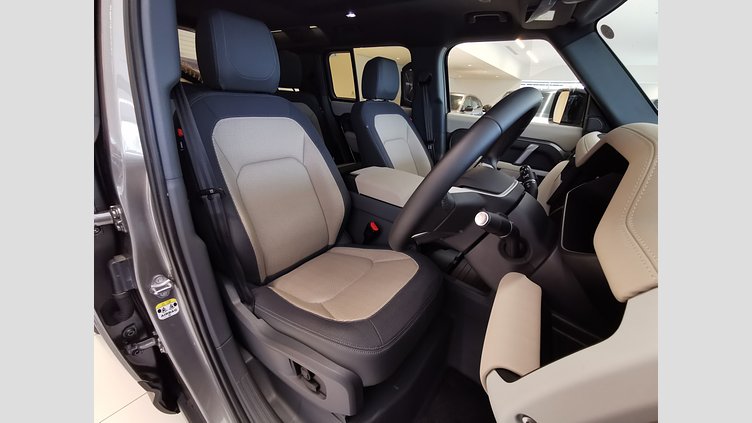 2023 認定中古車 Land Rover Defender 110 シリコンシルバー D300 AWD（AT） X-DYNAMIC SE