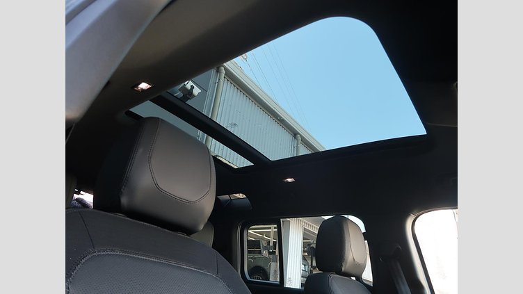 2021 認定中古車 Land Rover Defender 110 ユーロンホワイト D300 AWD（AT） X-DYNAMIC SE