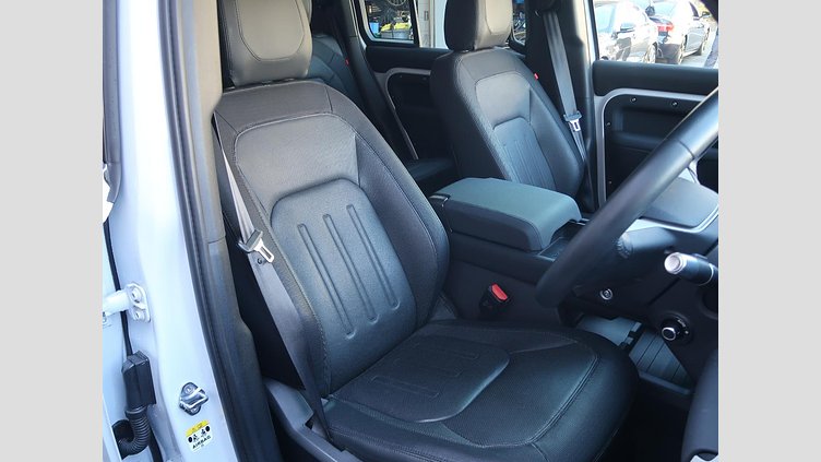 2021 認定中古車 Land Rover Defender 110 ユーロンホワイト D300 AWD（AT） X-DYNAMIC SE