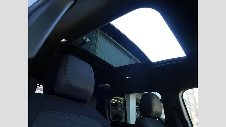 2021 認定中古車 Land Rover Defender 110 ユーロンホワイト D300 AWD（AT） X-DYNAMIC SE