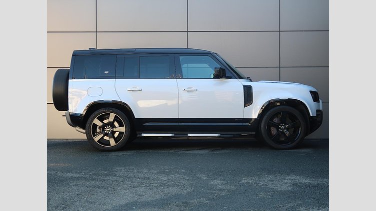 2021 認定中古車 Land Rover Defender 110 ユーロンホワイト D300 AWD（AT） X-DYNAMIC SE