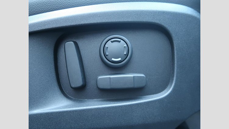 2021 認定中古車 Land Rover Defender 110 ユーロンホワイト D300 AWD（AT） X-DYNAMIC SE