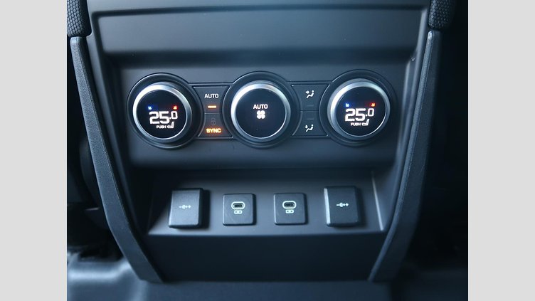 2021 認定中古車 Land Rover Defender 110 ユーロンホワイト D300 AWD（AT） X-DYNAMIC SE