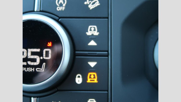 2021 認定中古車 Land Rover Defender 110 ユーロンホワイト D300 AWD（AT） X-DYNAMIC SE