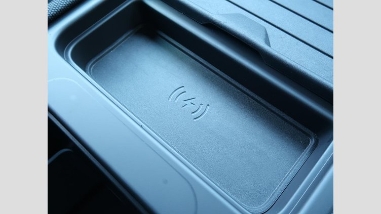 2021 認定中古車 Land Rover Defender 110 ユーロンホワイト D300 AWD（AT） X-DYNAMIC SE