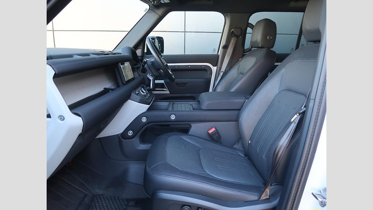 2021 認定中古車 Land Rover Defender 110 ユーロンホワイト D300 AWD（AT） X-DYNAMIC SE