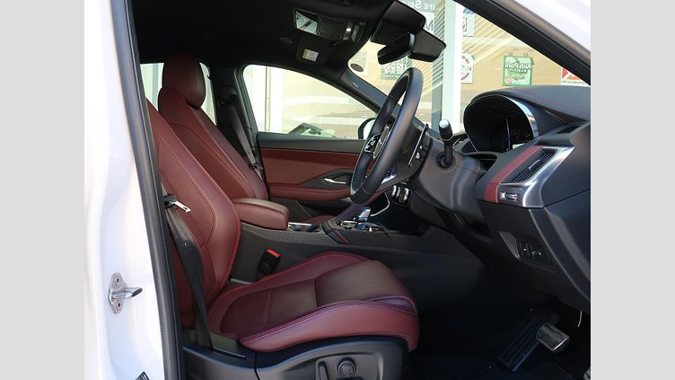 2024 認定中古車 Jaguar E-Pace オストゥーニパールホワイト D200マイルドハイブリッド（ディーゼル） R-DYNAMIC SE