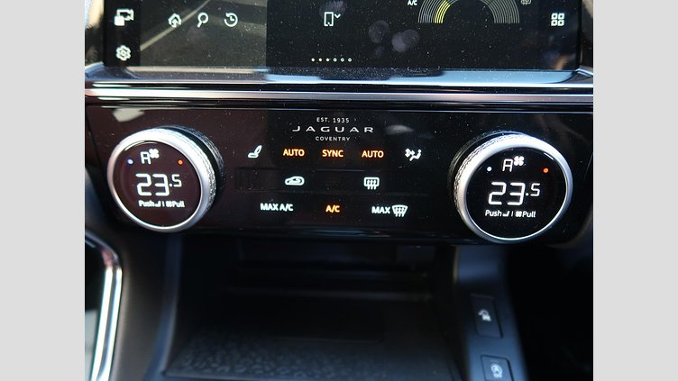 2024 認定中古車 Jaguar E-Pace オストゥーニパールホワイト D200マイルドハイブリッド（ディーゼル） R-DYNAMIC SE