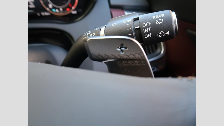 2024 認定中古車 Jaguar E-Pace オストゥーニパールホワイト D200マイルドハイブリッド（ディーゼル） R-DYNAMIC SE