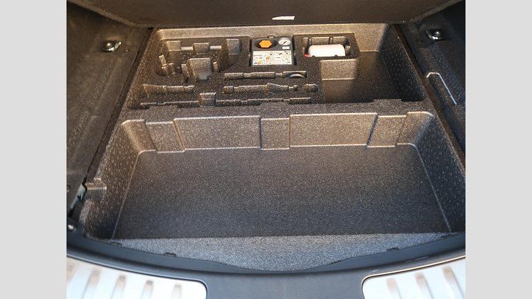 2024 認定中古車 Jaguar E-Pace オストゥーニパールホワイト D200マイルドハイブリッド（ディーゼル） R-DYNAMIC SE