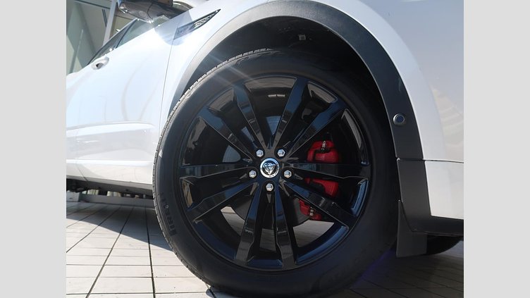 2024 認定中古車 Jaguar E-Pace オストゥーニパールホワイト D200マイルドハイブリッド（ディーゼル） R-DYNAMIC SE